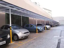 Estacionamento com telhas onduladas